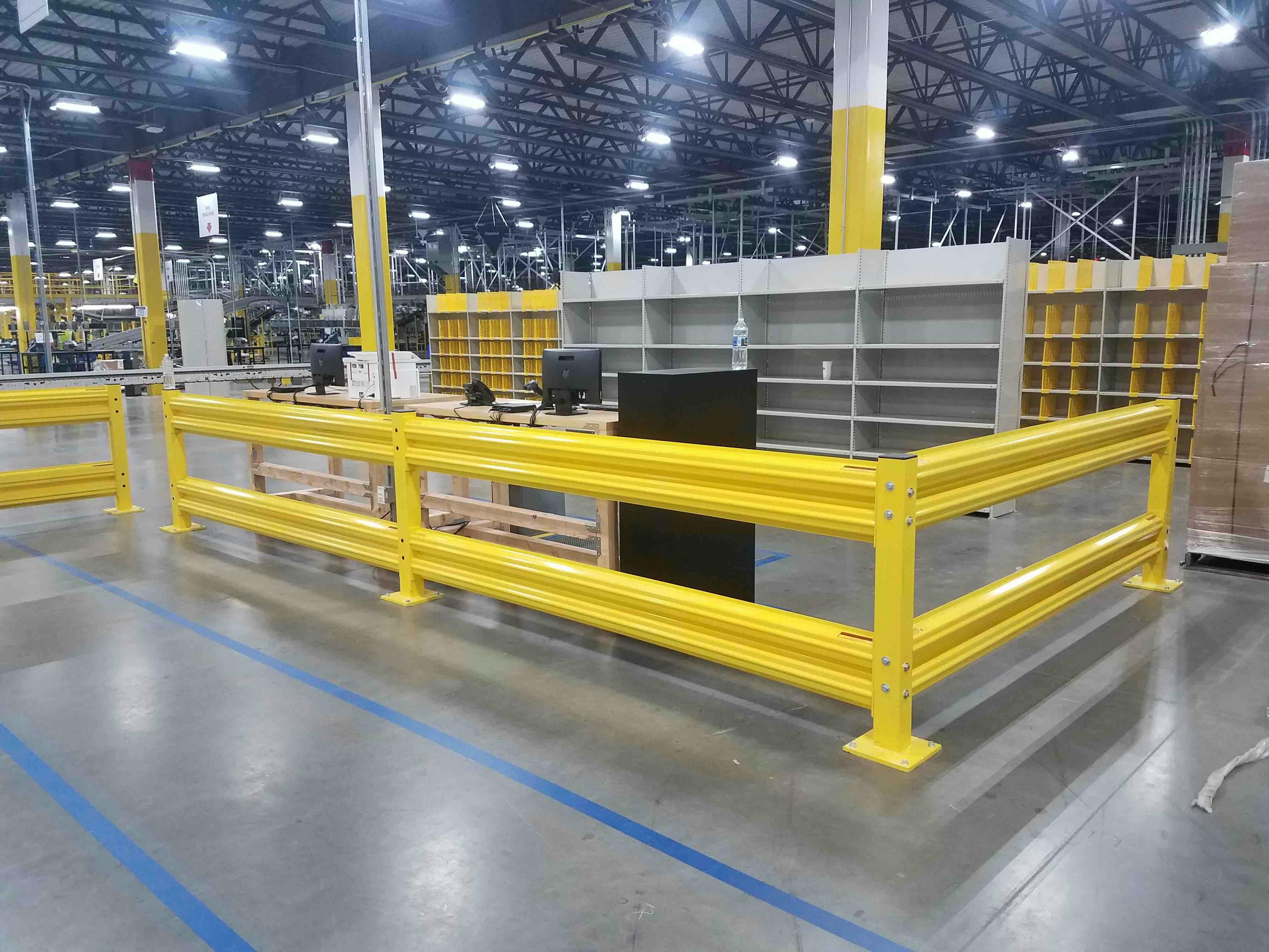 OSHA高大的黄色安全护栏保护桌子与电脑从运输仓库地板