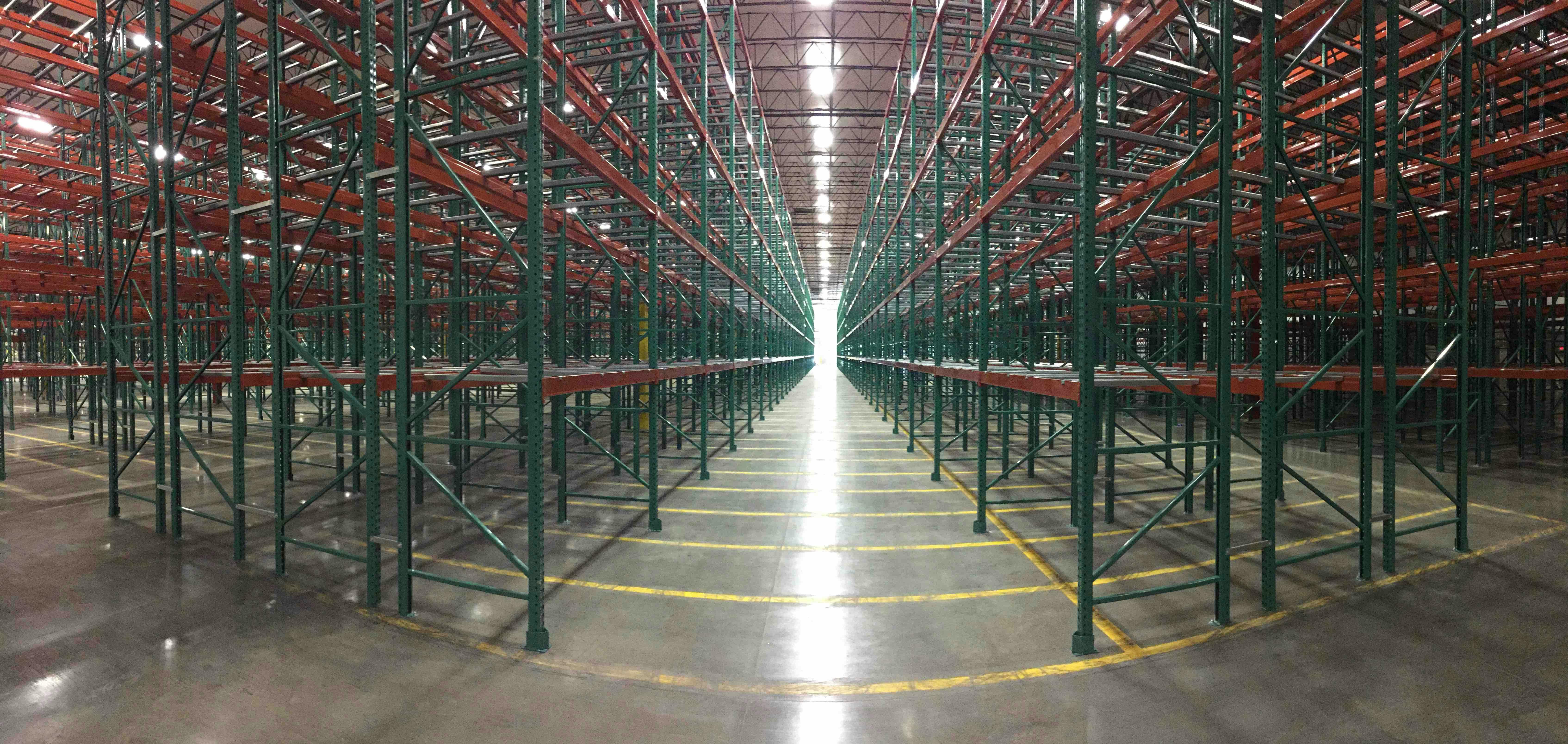 使用OSHA认可的红色和绿色钢货架的散装仓储设施