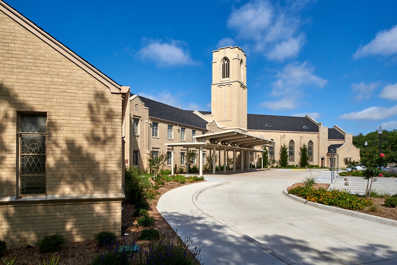                         First United Methodist Church Waxahachie Parking Lot and Front Façade
                    