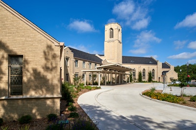 first-united-methodist-church-waxahachie-parking-lot-and-front-facade