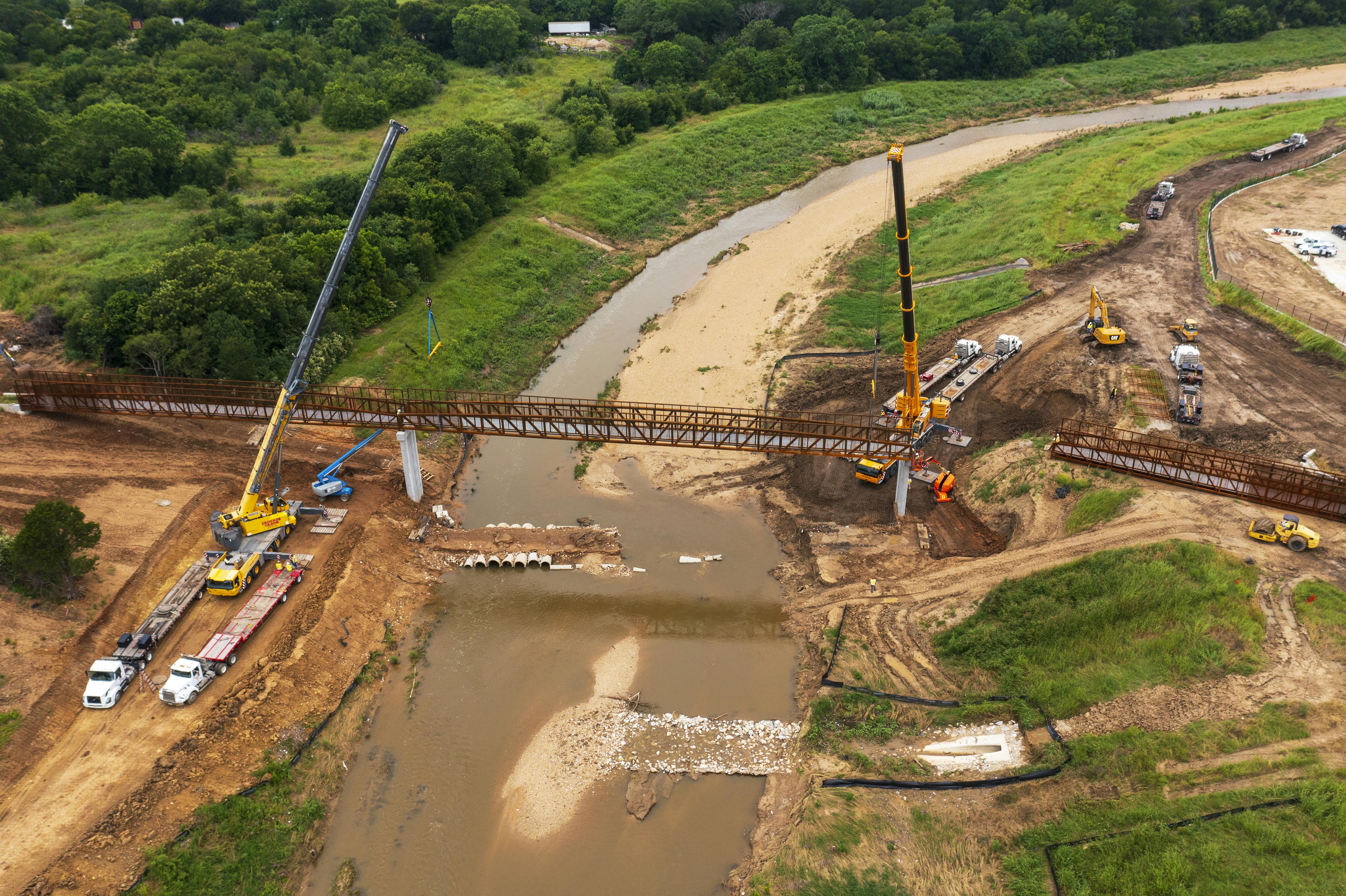 Time-Lapse Tuesday: Installation of Cheney Hills Pedestrian Bridge cover image
